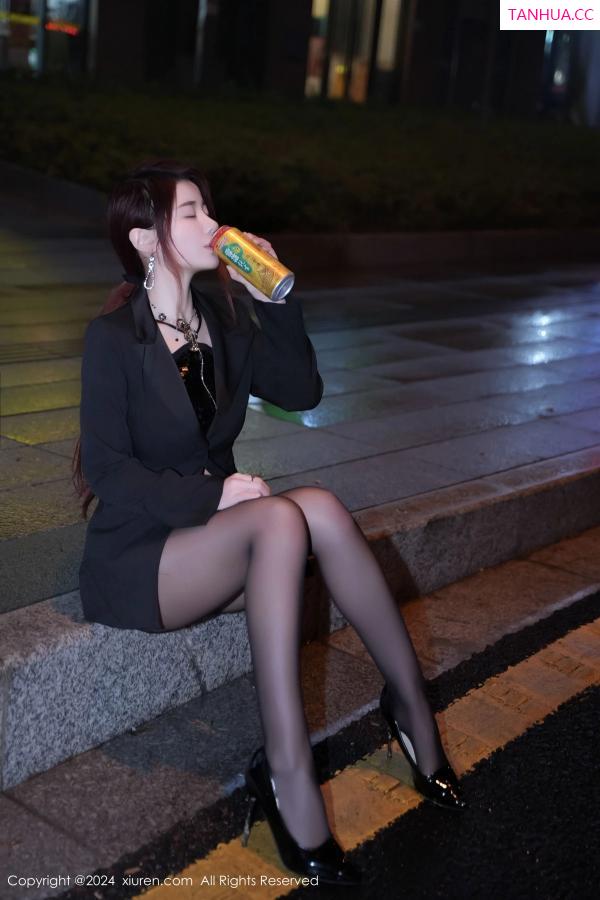 美七Mia  [XiuRen]高清写真图 2024.03.08 No.8199 美七 Mia 黑丝美腿第14张图片